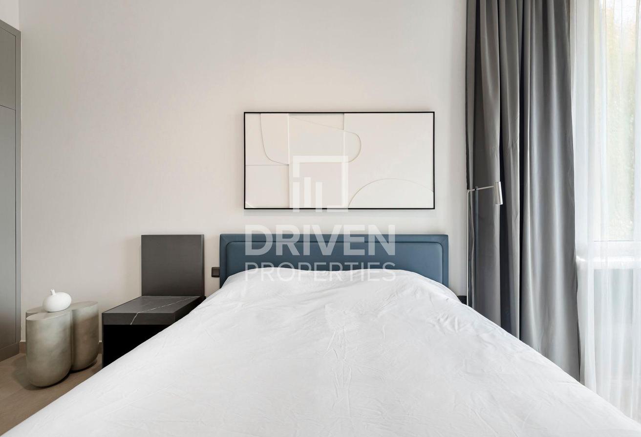 Corner unit | Fully Furnished | Vibrant Location photo 5