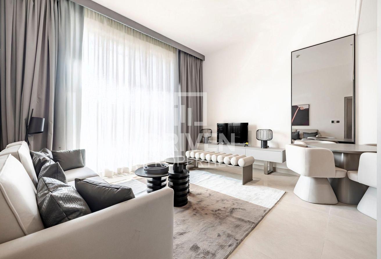 Corner unit | Fully Furnished | Vibrant Location photo 2
