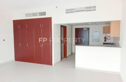 Apartment - 1 Bathroom for rent in Cricket Tower - Dubai Sports City - Dubai