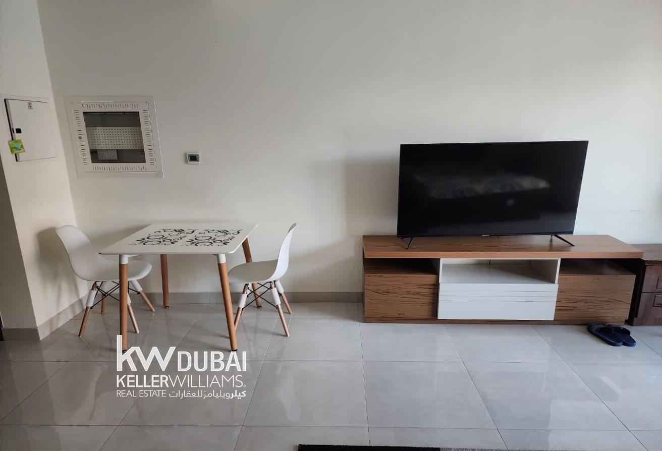 FULLY FURNISHED I HIGH FLOOR I BRIGHT LAYOUT photo 3
