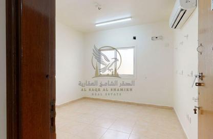 مجمع سكني - 7+ - 7+ للايجار في المنطقة الصناعية رقم 2 - المنطقة الصناعية بالشارقة - الشارقة