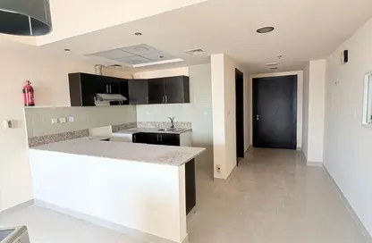 شقة - غرفة نوم - 2 حمامات للايجار في المساكن الحمراء - مدينة دبي الرياضية - دبي