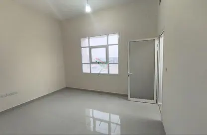 شقة - 2 غرف نوم - 2 حمامات للايجار في الدفينة - عشارج - العين