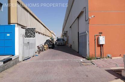 Warehouse - Studio - 5 Bathrooms for sale in Umm Al Thuoob - Umm Al Quwain