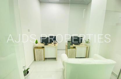 Office Space - Studio - 1 Bathroom for rent in Red Avenue - Al Garhoud - Dubai