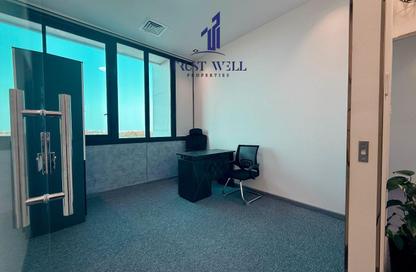 Office Space - Studio - 4 Bathrooms for rent in Dar Al Salam Building - Corniche Road - Abu Dhabi Office Space - Studio - 4 Bathrooms for rent in Dar Al Salam Building - Corniche Road - Abu Dhabi