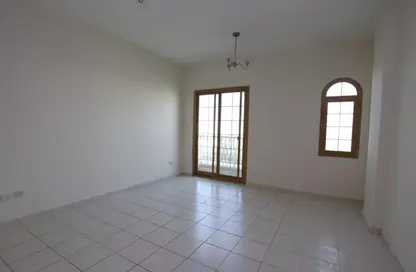 شقة - غرفة نوم - 2 حمامات للايجار في S02 - طراز أسباني - المدينة العالمية - دبي