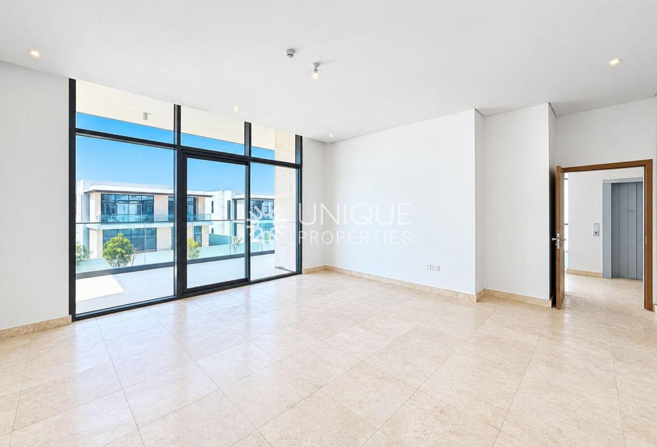 Rare Villa | On Lagoon | Vacant photo 5