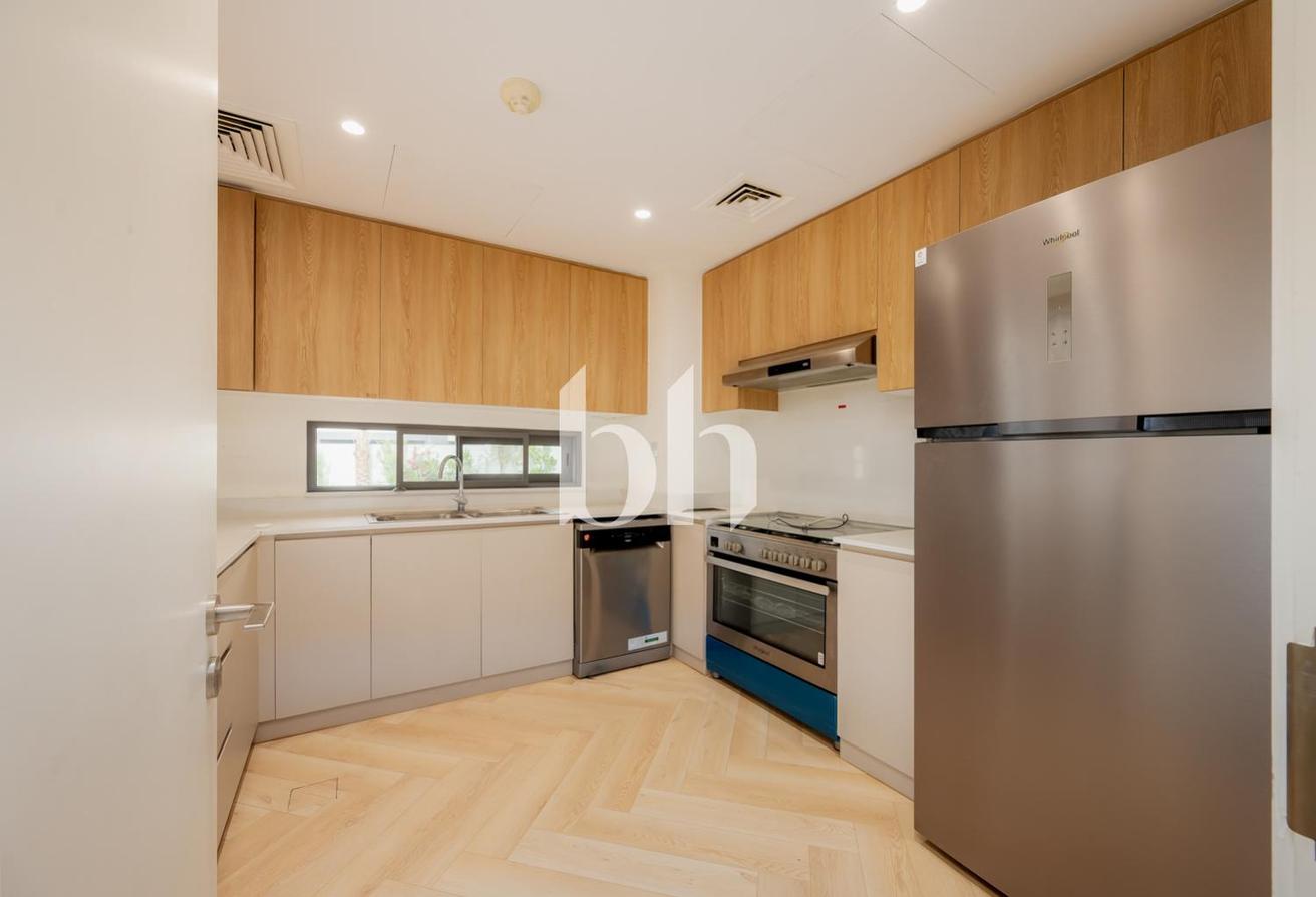 5 Bed | Fully Upgraded | Landscaped photo 4