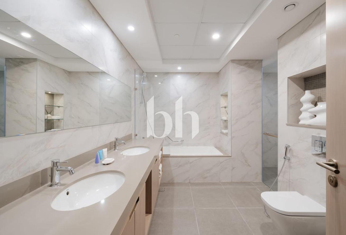 Large 3BR+Maid | Downtown Access | Bright Layouts photo 10