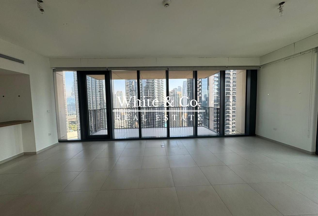 HIGH FLOOR | LARGE LAYOUT |PRICE REDUCTION photo 2