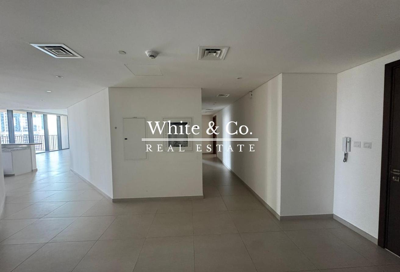 HIGH FLOOR | LARGE LAYOUT |PRICE REDUCTION photo 4