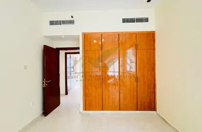 شقة - غرفة نوم - 2 حمامات للايجار في طريق منخول - بر دبي - دبي