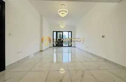 شقة - غرفة نوم - 2 حمامات للايجار في الوردة بيضاء - الضاحية 12 - قرية جميرا الدائرية - دبي