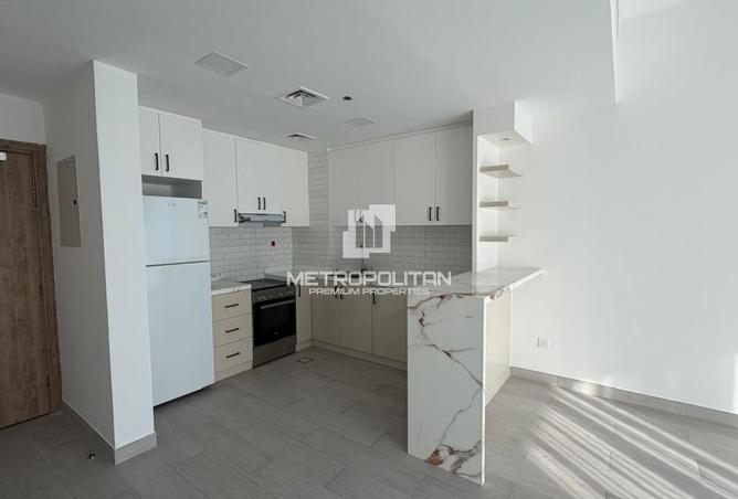 Vacant | Close to Metro| Modern Layout | Low Floor photo 3