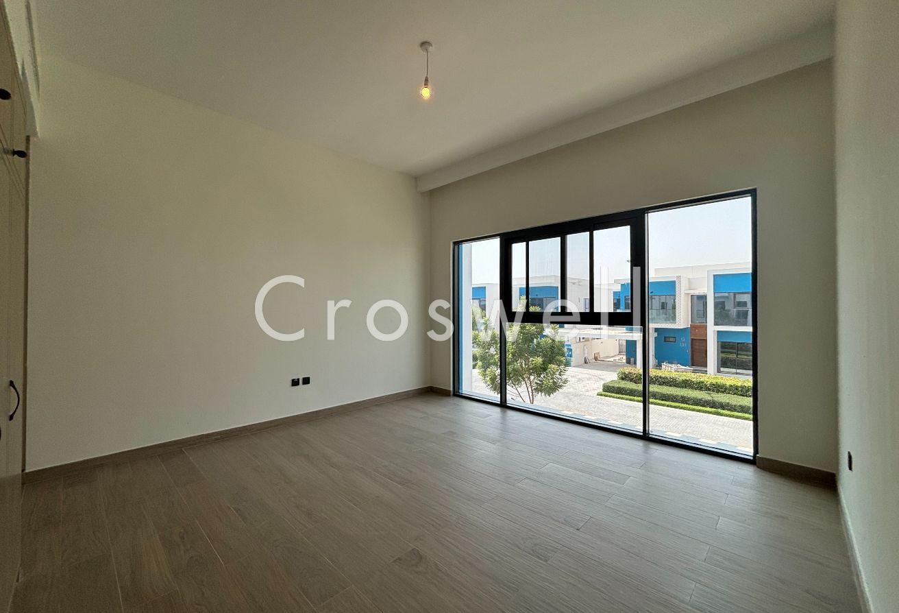 Single Row | Brand New | Prime Location | On pool photo 18