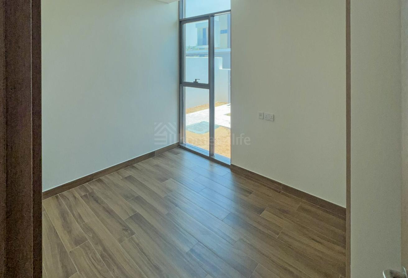 SINGLE ROW | SPACIOUS | CLOSE TO AMENITIES photo 11