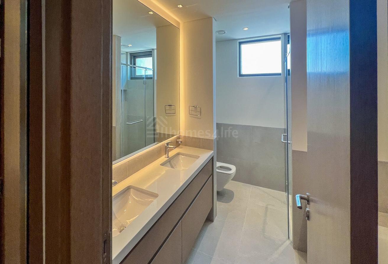 SINGLE ROW | SPACIOUS | CLOSE TO AMENITIES photo 5