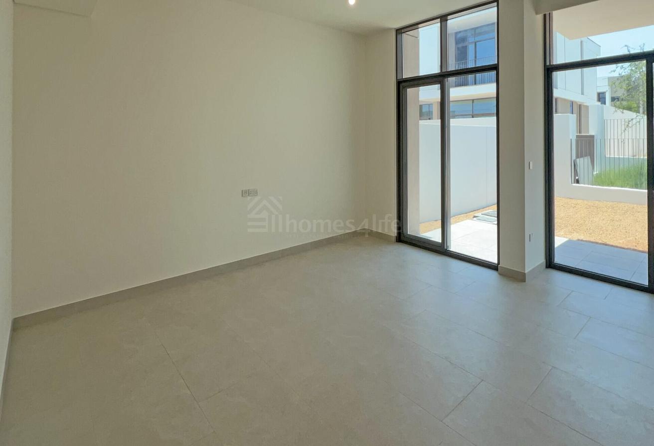 SINGLE ROW | SPACIOUS | CLOSE TO AMENITIES photo 12
