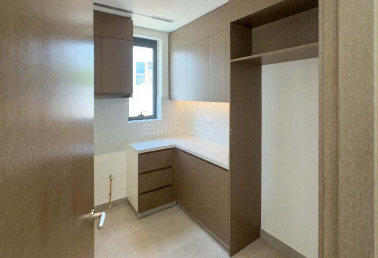 SINGLE ROW | SPACIOUS | CLOSE TO AMENITIES photo 14