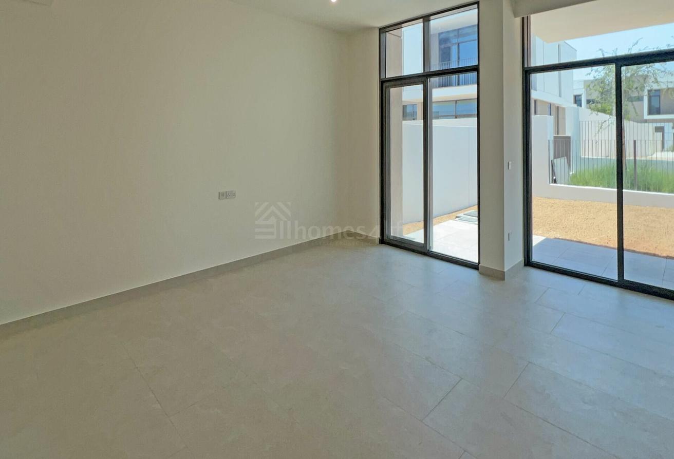 SINGLE ROW | SPACIOUS | CLOSE TO AMENITIES photo 13