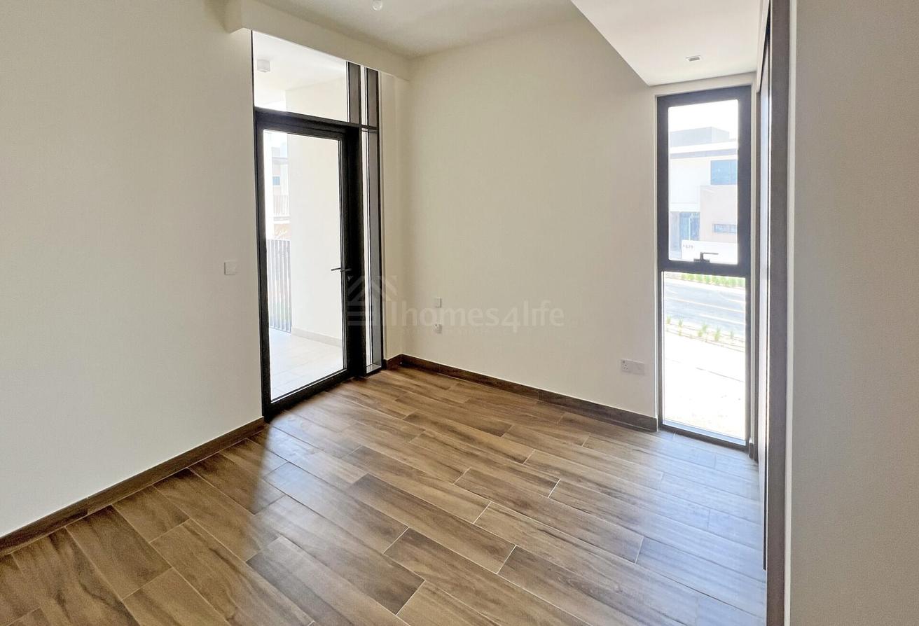 SINGLE ROW | SPACIOUS | CLOSE TO AMENITIES photo 7