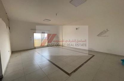 شقة - 2 - 3 للإيجار في شارع الشيخ حمد بن عبدالله - الفجيرة
