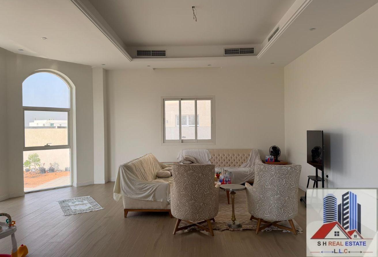 Specious 5 BR Villa with Maidroom in Nad Al Sheba photo 9