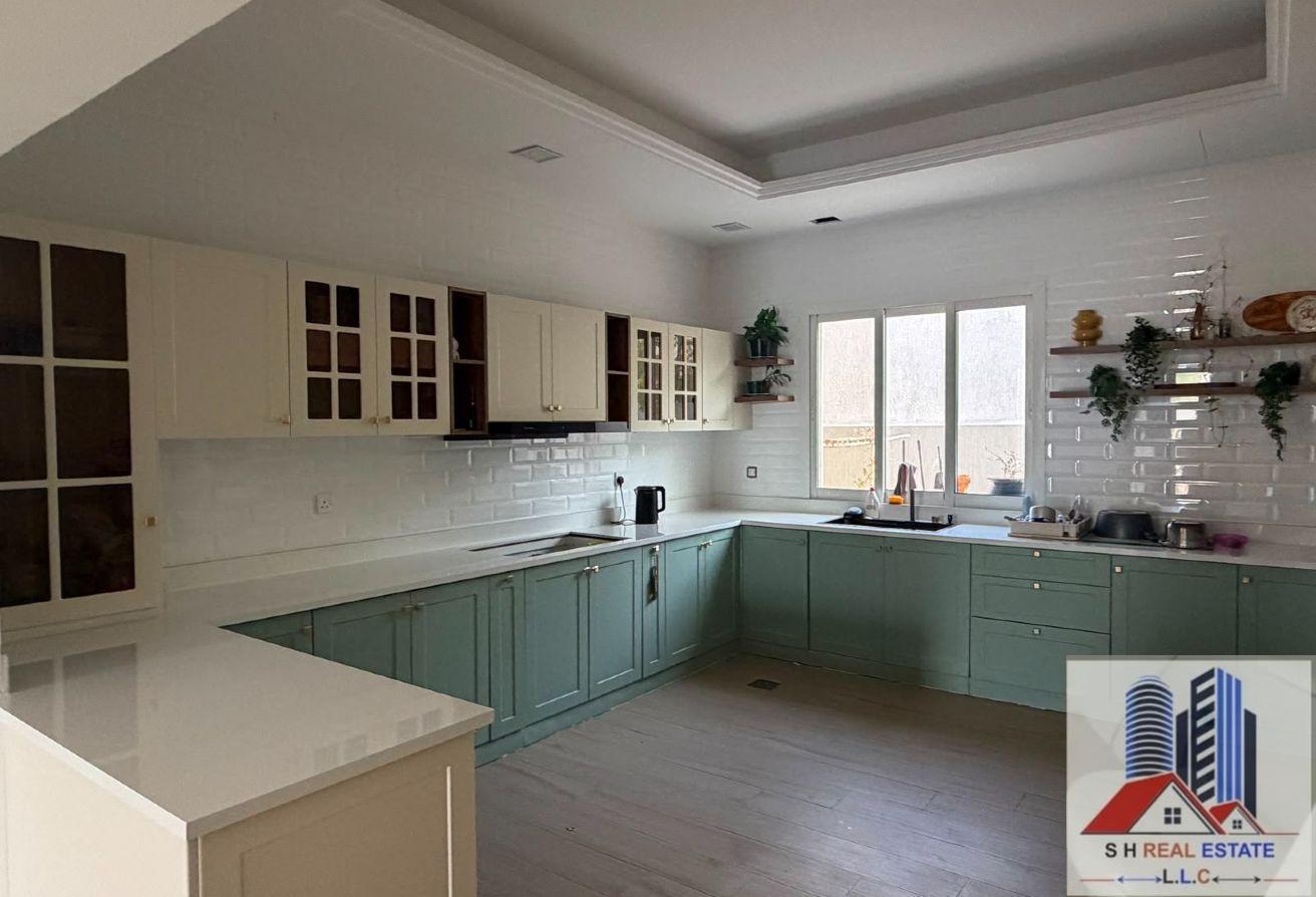 Specious 5 BR Villa with Maidroom in Nad Al Sheba photo 8