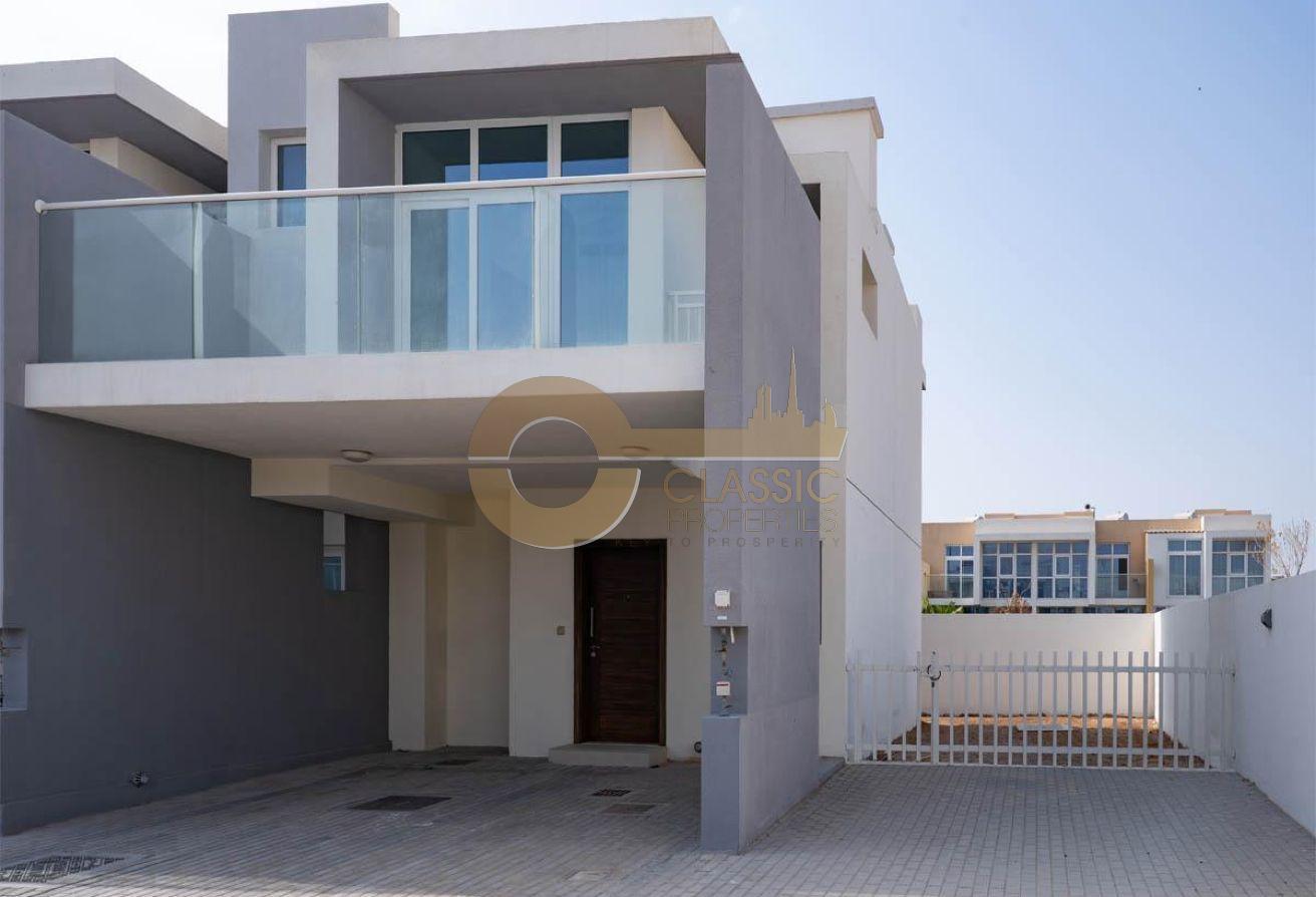 Spacious Corner Townhouse | Single Row | Vacant photo 2