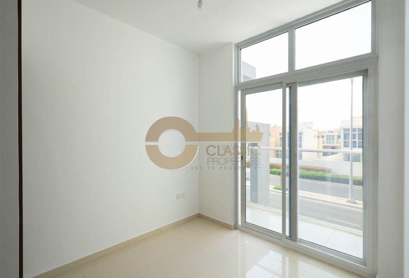 Spacious Corner Townhouse | Single Row | Vacant photo 9
