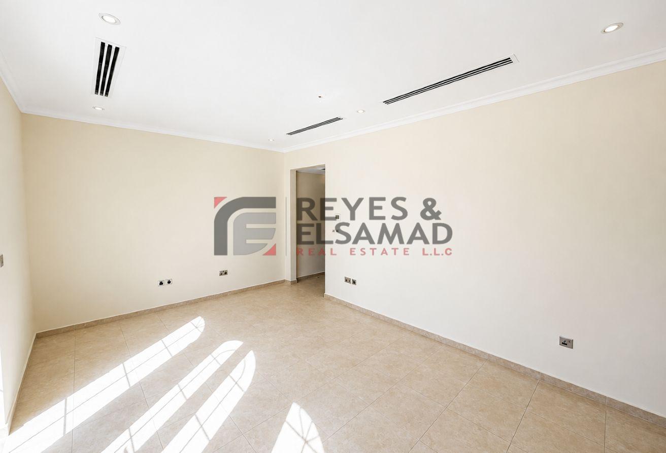 Ready To Move in | With Maid room | Huge Villa photo 2