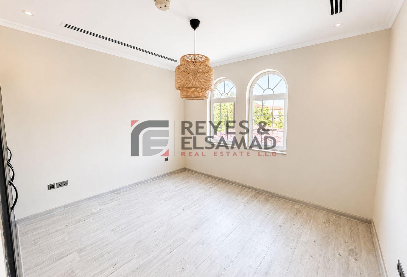 Ready To Move in | With Maid room | Huge Villa photo 12