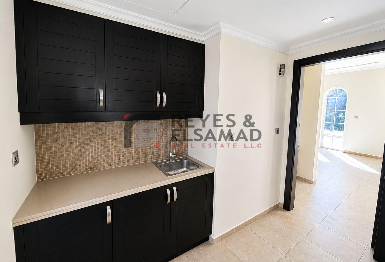 Ready To Move in | With Maid room | Huge Villa photo 8