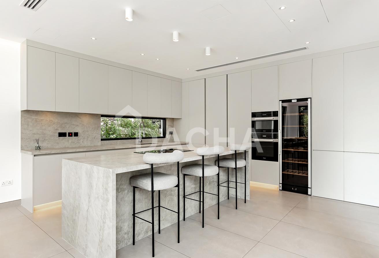 Lake View | Luxury 4 Bed | Furnished photo 9