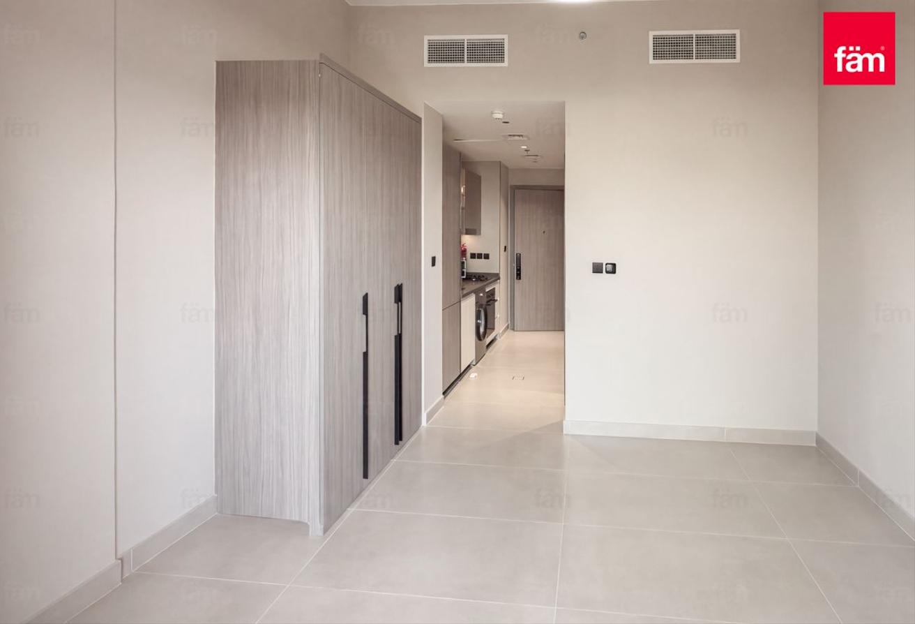 Top views | multiple cheques | furnished | vacant photo 2