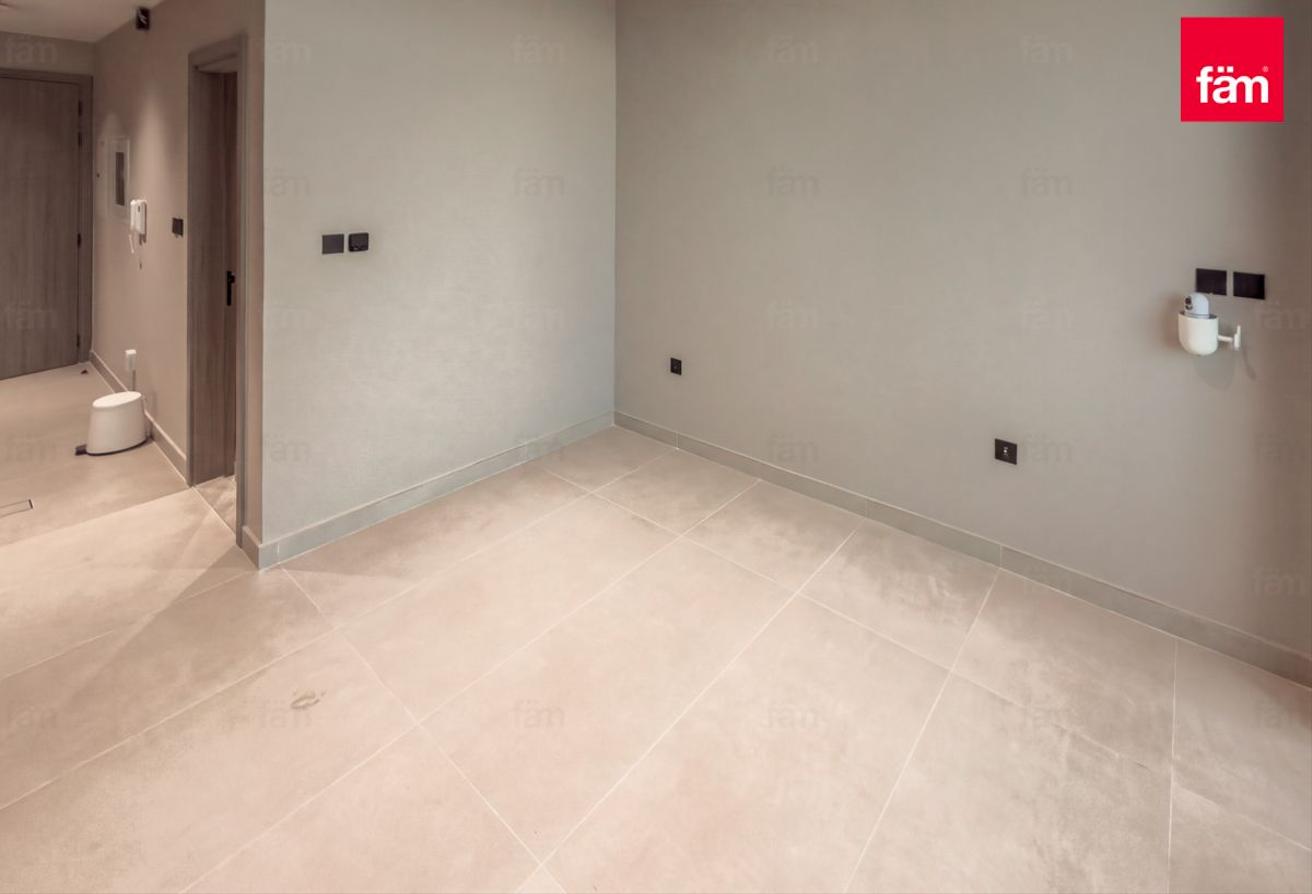 Top views | multiple cheques | furnished | vacant photo 6