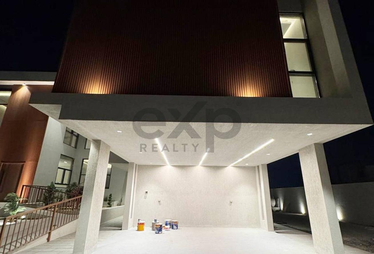 Luxurious Villa with Premium Finishes Featuring photo 9