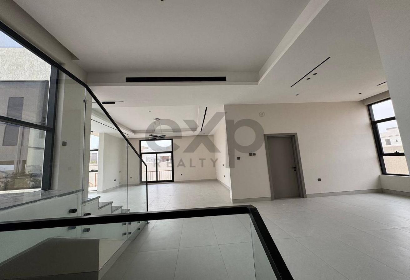 Luxurious Villa with Premium Finishes Featuring photo 11