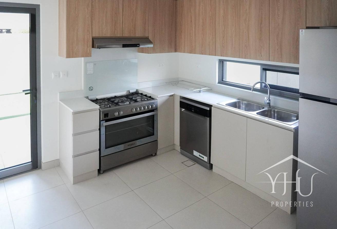Vacant Single Row | Close to Amenities | Spacious photo 5