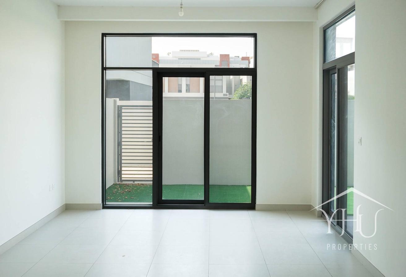 Vacant Single Row | Close to Amenities | Spacious photo 3