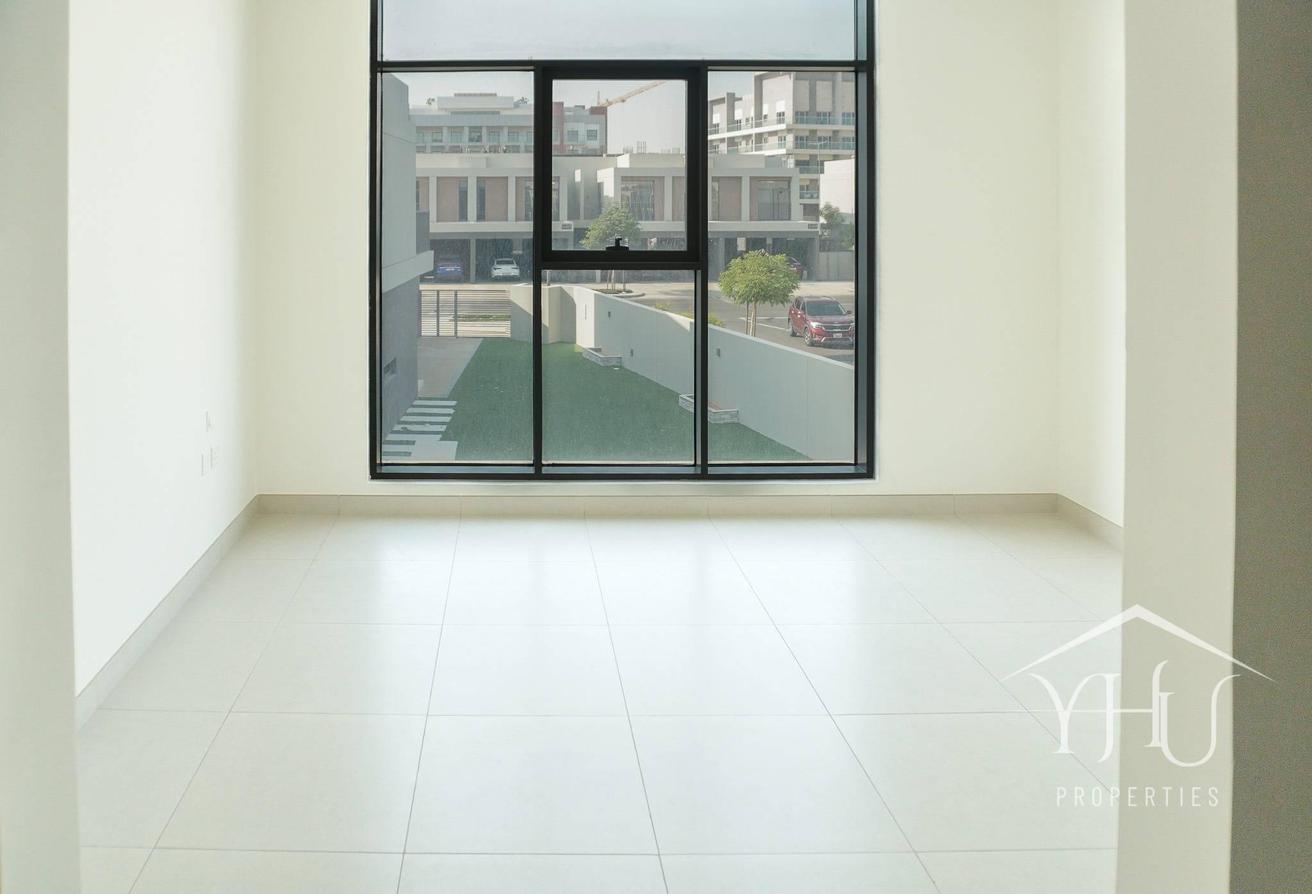 Vacant Single Row | Close to Amenities | Spacious photo 8