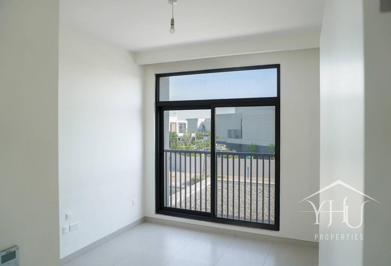 Vacant Single Row | Close to Amenities | Spacious photo 12