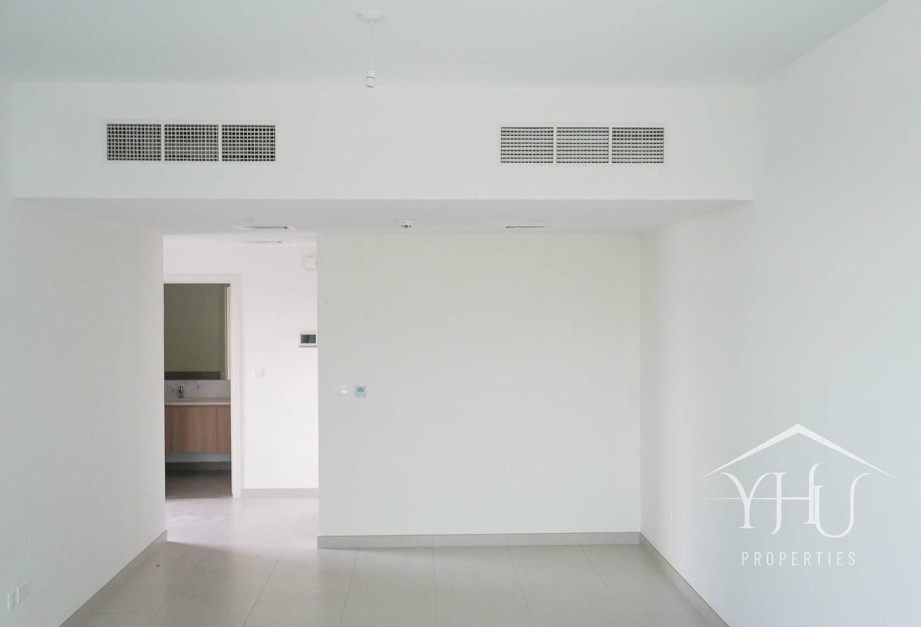 Vacant Single Row | Close to Amenities | Spacious photo 4