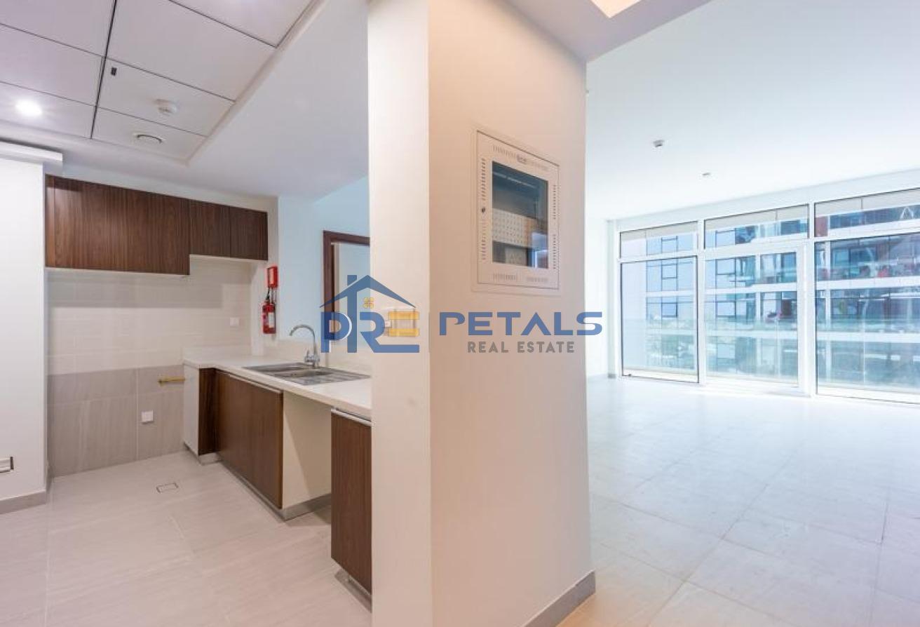 Huge Balcony | Unfurnished | Dubai Frame View photo 11