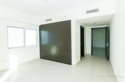 شقة - غرفة نوم - 2 حمامات للبيع في المساكن الحمراء - مدينة دبي الرياضية - دبي