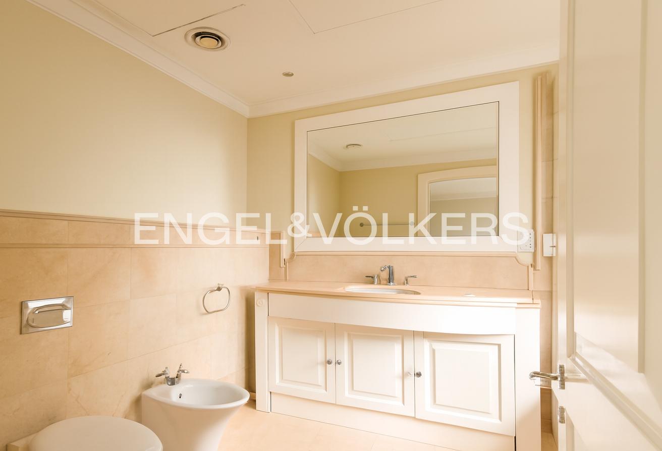 Vacant | Large Duplex | Private Pool photo 8