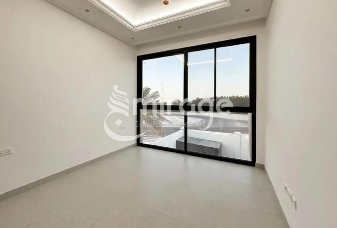 Single Row | 5BR TH | Landscaped | Prime Area — photo 3
