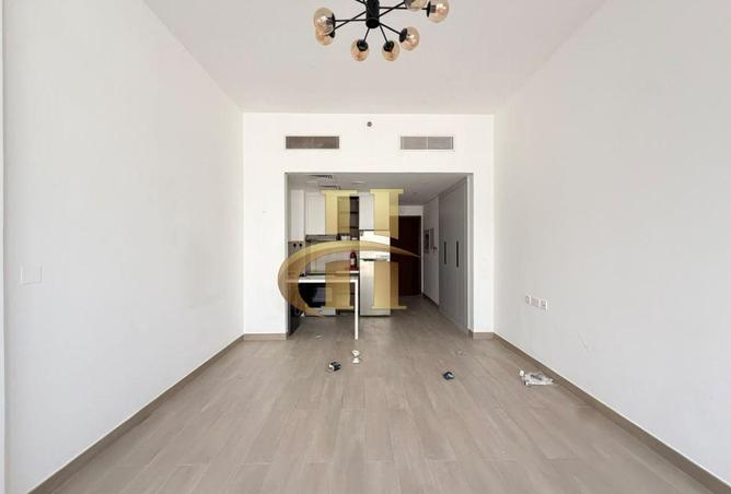 Elegant Studio | With Balcony | Luxurious Building photo 3