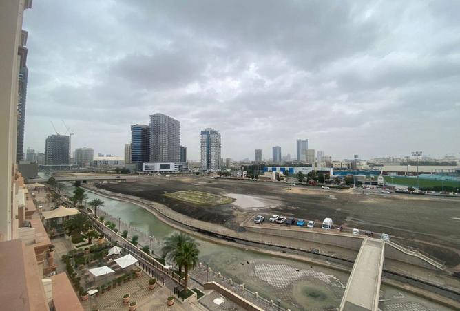 وحدة زاوية مطلة بالكامل على القناة بأرضية خشبية